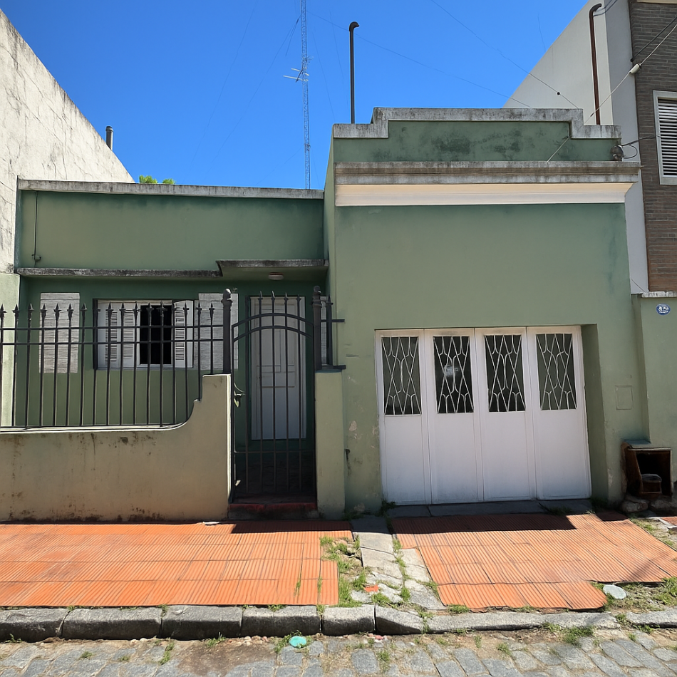 En venta dos propiedades casa un dormitorio mas departamento de un dormitorio .Cochera . Zona centro !