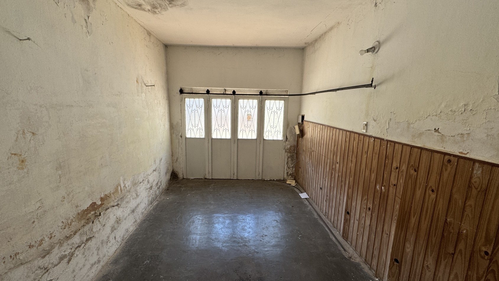 En venta dos propiedades casa un dormitorio mas departamento de un dormitorio .Cochera . Zona centro !