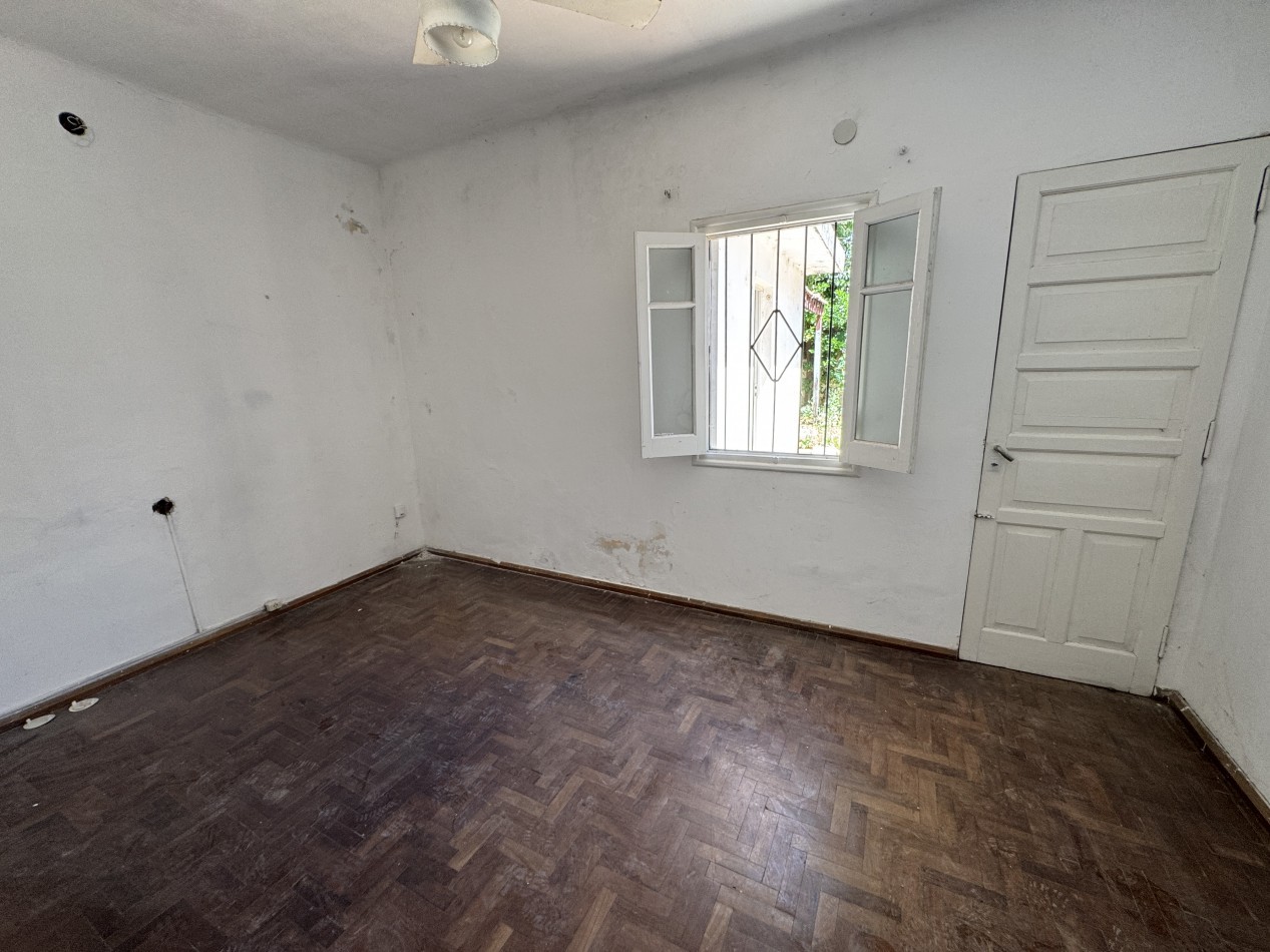 En venta dos propiedades casa un dormitorio mas departamento de un dormitorio .Cochera . Zona centro !