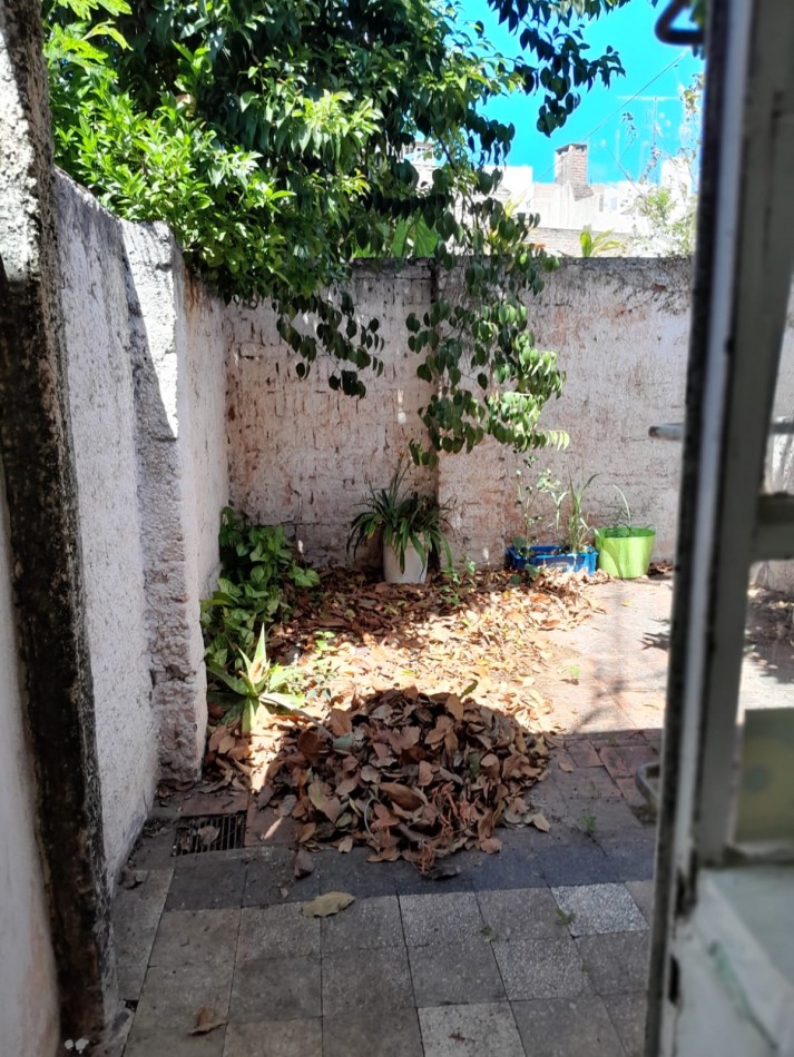 En venta dos propiedades casa un dormitorio mas departamento de un dormitorio .Cochera . Zona centro !