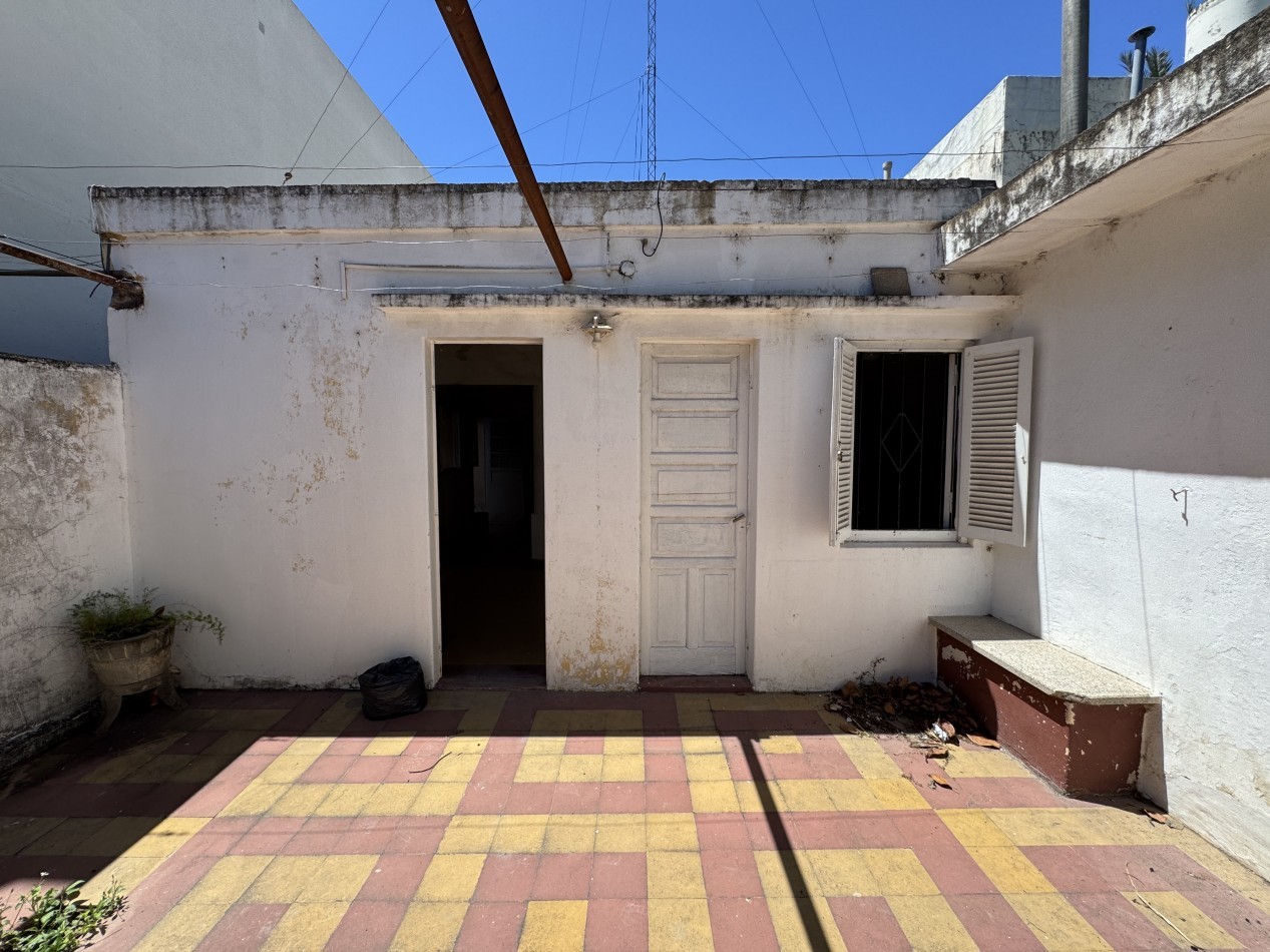 En venta dos propiedades casa un dormitorio mas departamento de un dormitorio .Cochera . Zona centro !