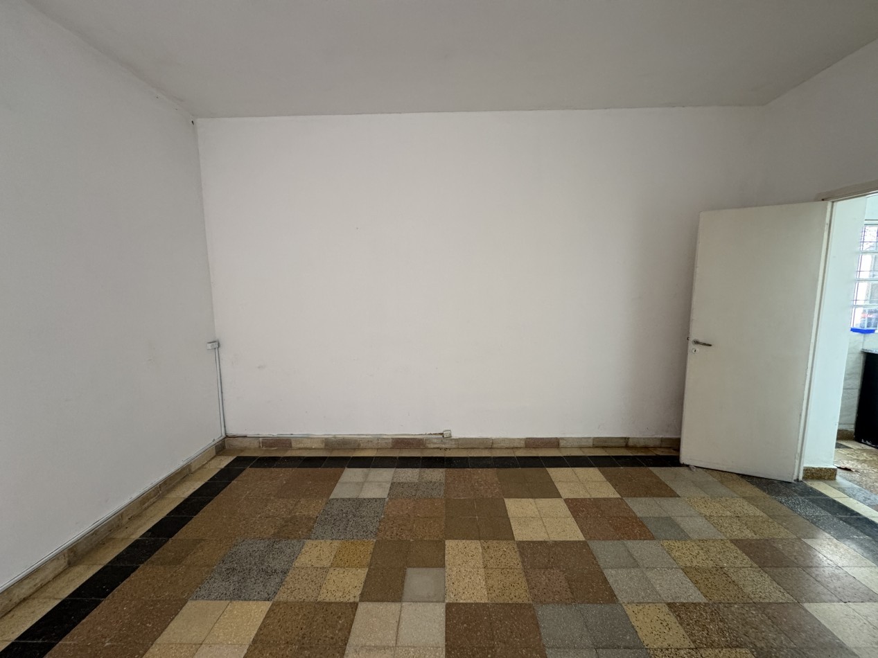En venta dos propiedades casa un dormitorio mas departamento de un dormitorio .Cochera . Zona centro !
