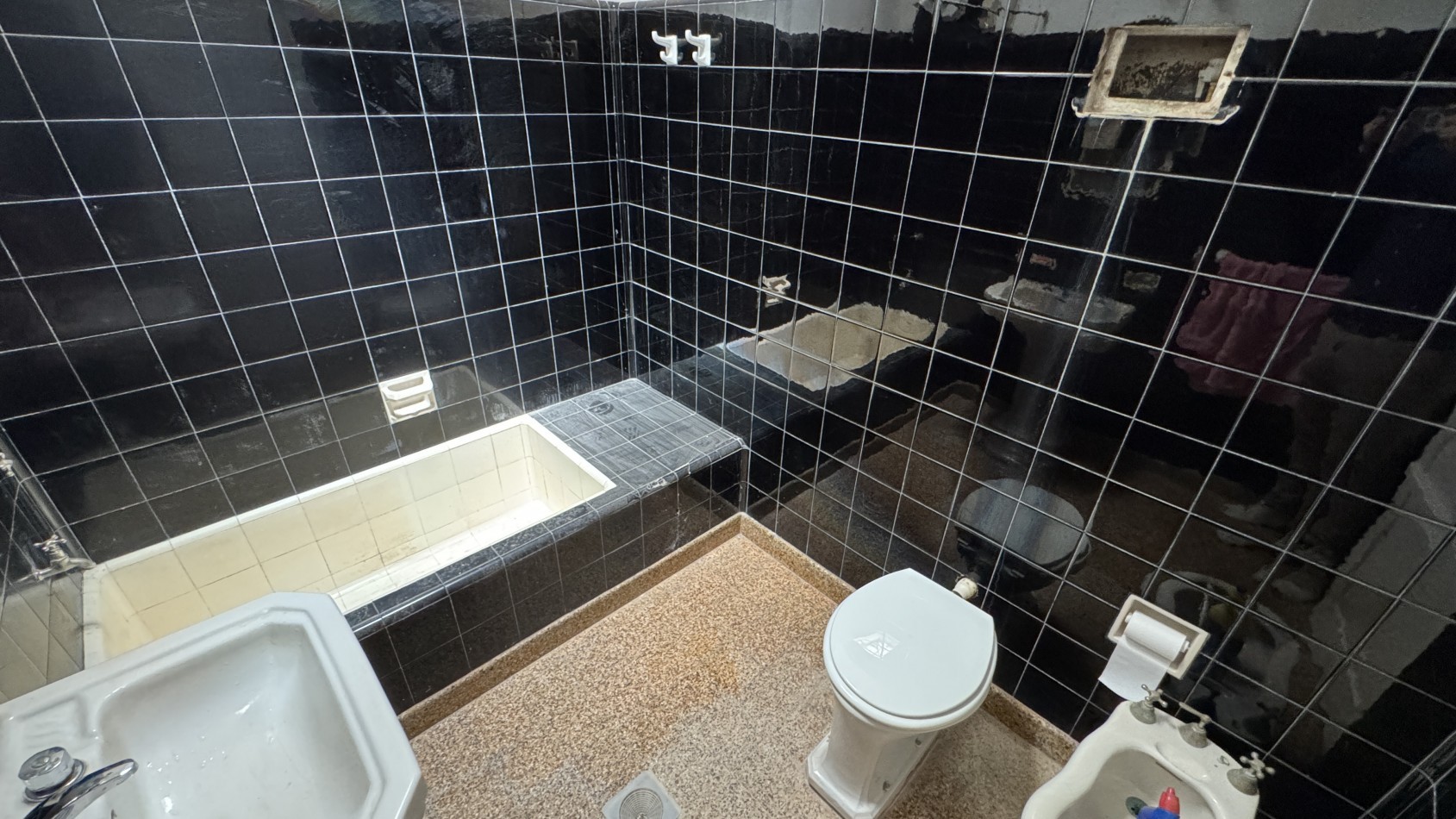 En venta dos propiedades casa un dormitorio mas departamento de un dormitorio .Cochera . Zona centro !