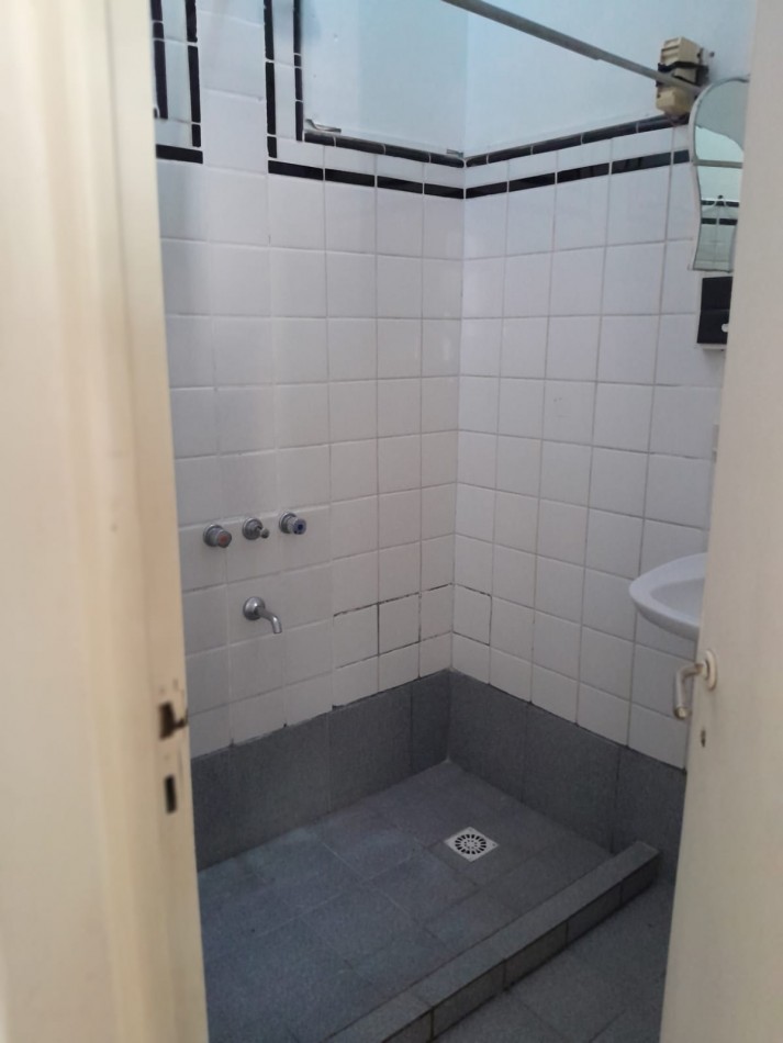 En venta dos propiedades casa un dormitorio mas departamento de un dormitorio .Cochera . Zona centro !