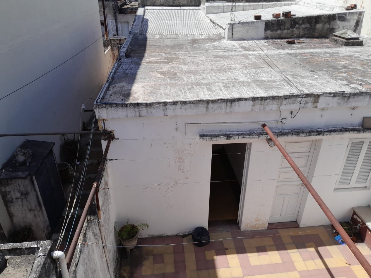 En venta dos propiedades casa un dormitorio mas departamento de un dormitorio .Cochera . Zona centro !