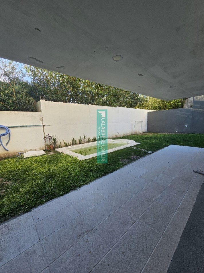 SE ALQUILA CASA DE 3 DORMITORIOS ZONA LA TOMA 