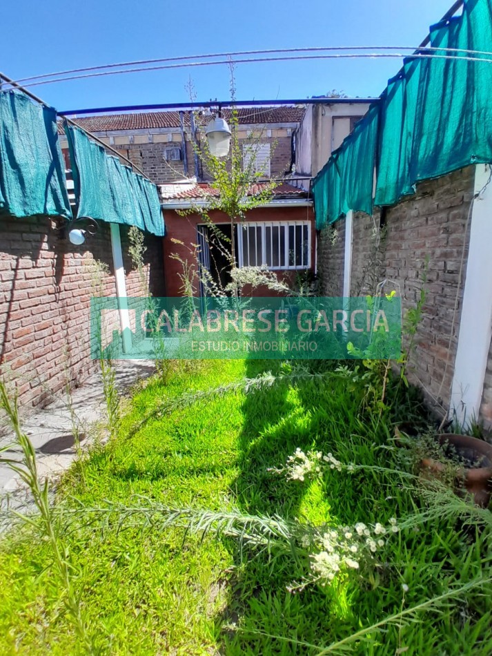 En alquiler duplex dos dormitorios , cochera, patio verde, churrasquera !