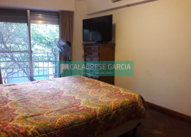 SE VENDE CASA ZONA CENTRO CON COCHERA Y JARDIN VERDE