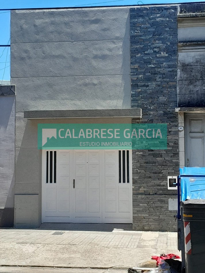 En venta casa dos dormitorios zona centro , cochera, patio verde ! 