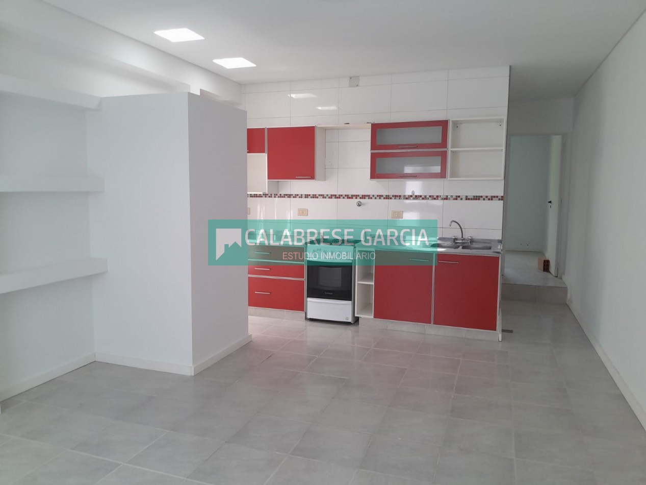En venta casa dos dormitorios zona centro , cochera, patio verde ! 