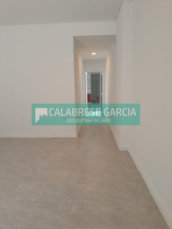 En venta casa dos dormitorios zona centro , cochera, patio verde ! 