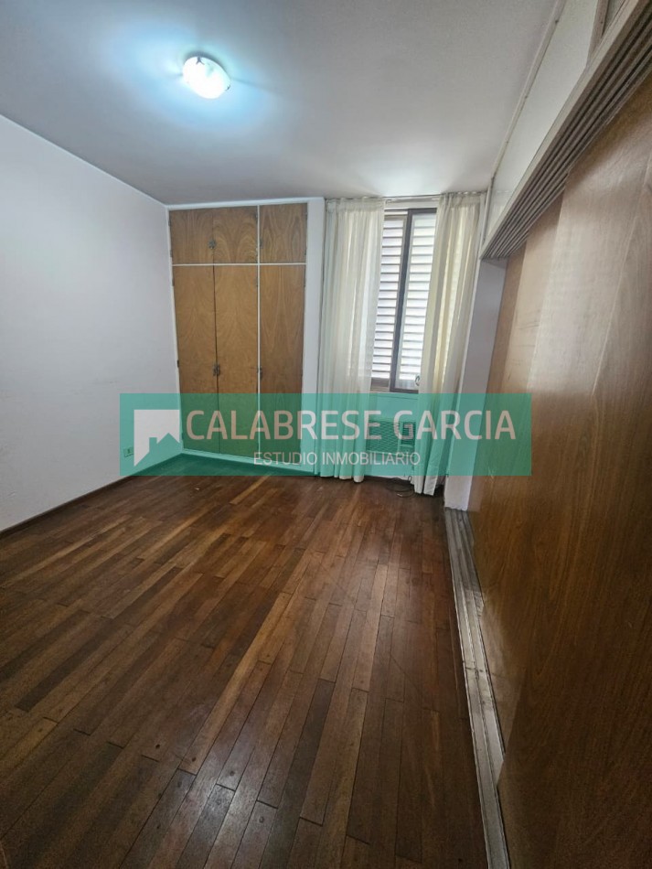 Piso en zona centro tres dormitorios , dos baños , dos cocheras techadas !