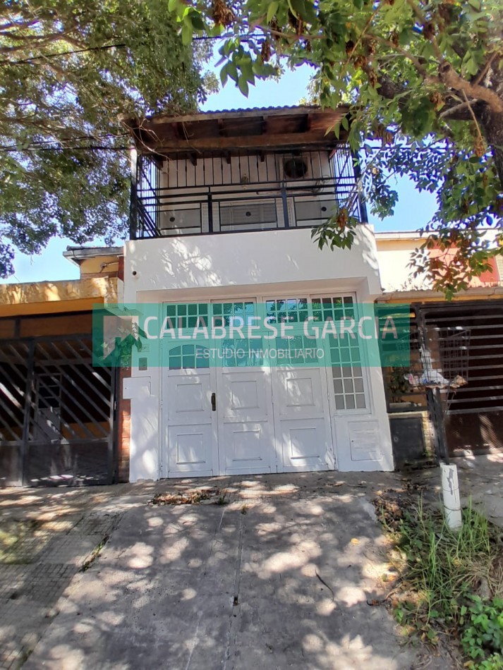 En alquiler duplex dos dormitorios , cochera, patio verde, churrasquera !