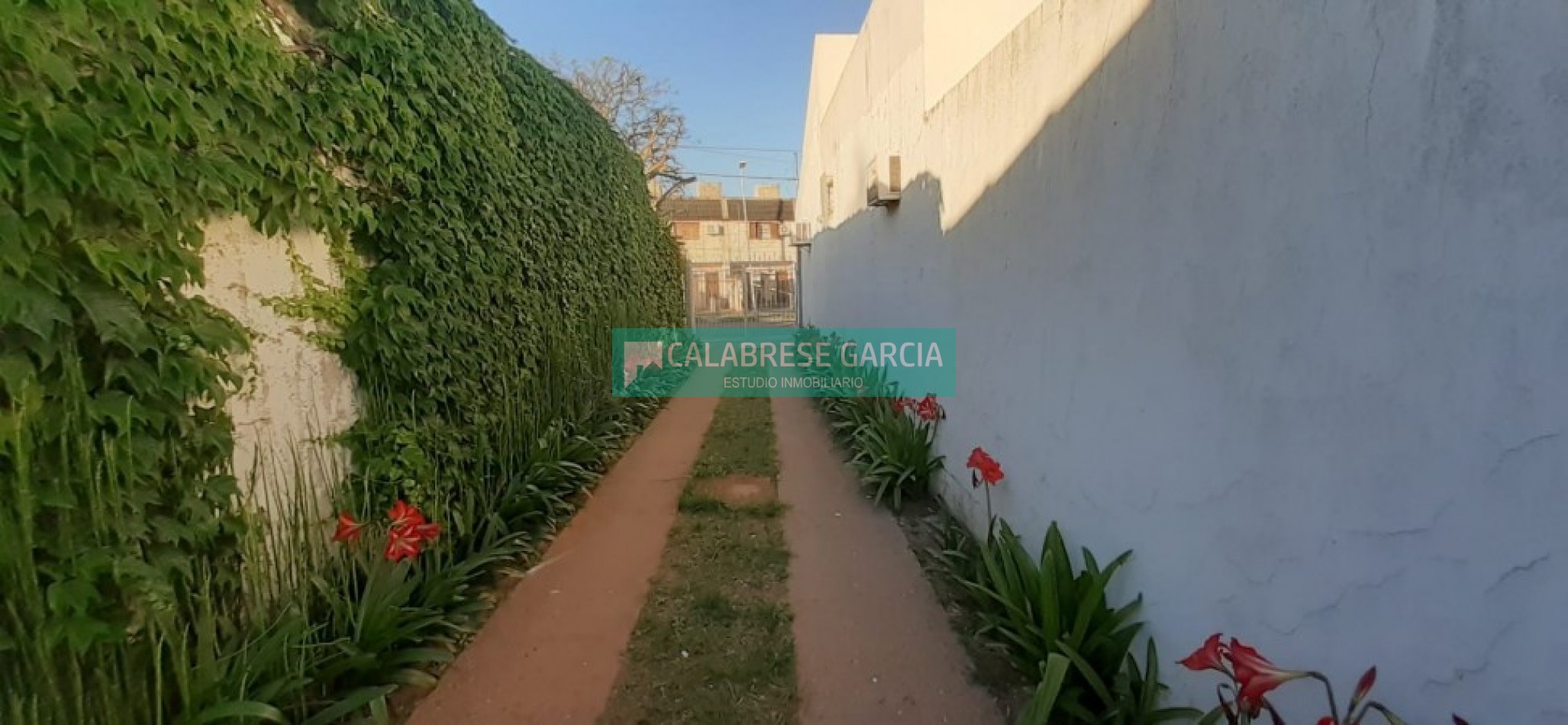 En venta casa zona barrio mercantil , dos dormitorios, dos baños, amplio terreno !