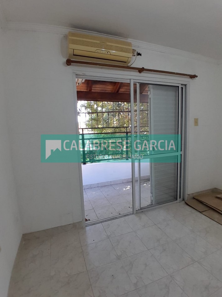 En alquiler duplex dos dormitorios , cochera, patio verde, churrasquera !