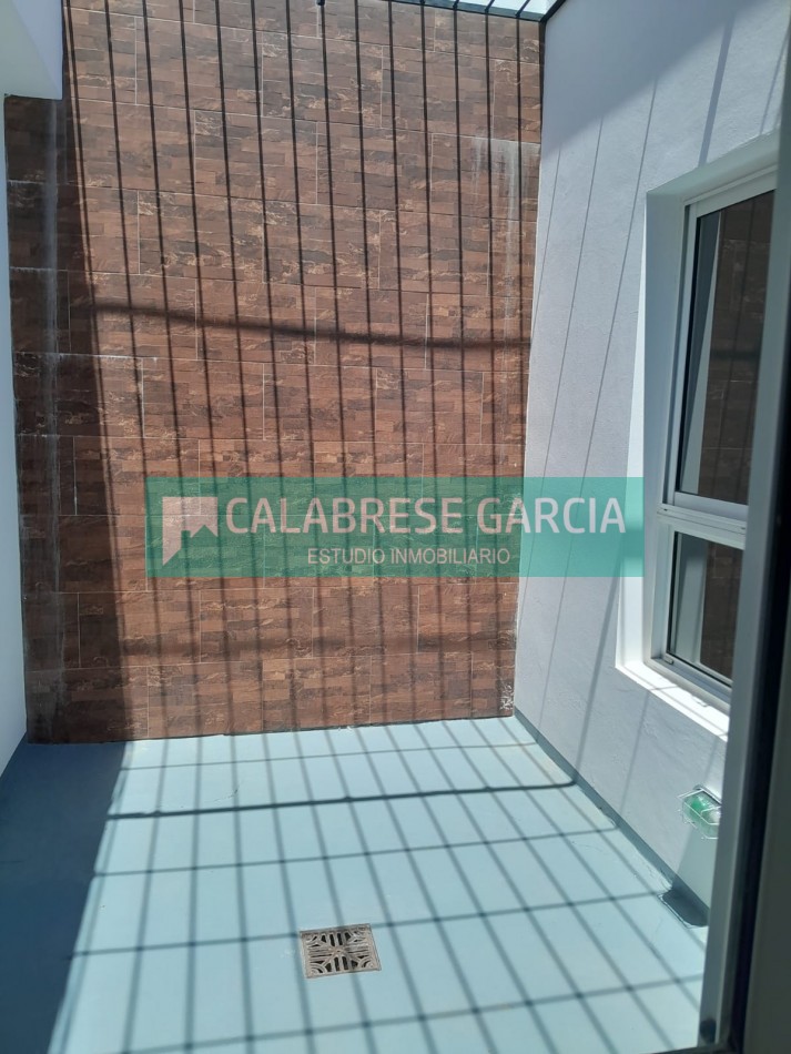 En venta casa dos dormitorios zona centro , cochera, patio verde ! 