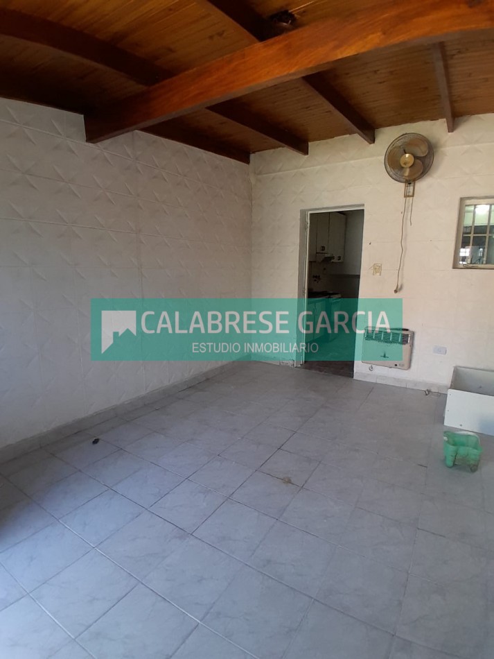 En alquiler duplex dos dormitorios , cochera, patio verde, churrasquera !