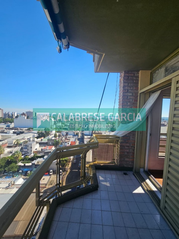 Piso en zona centro tres dormitorios , dos baños , dos cocheras techadas !