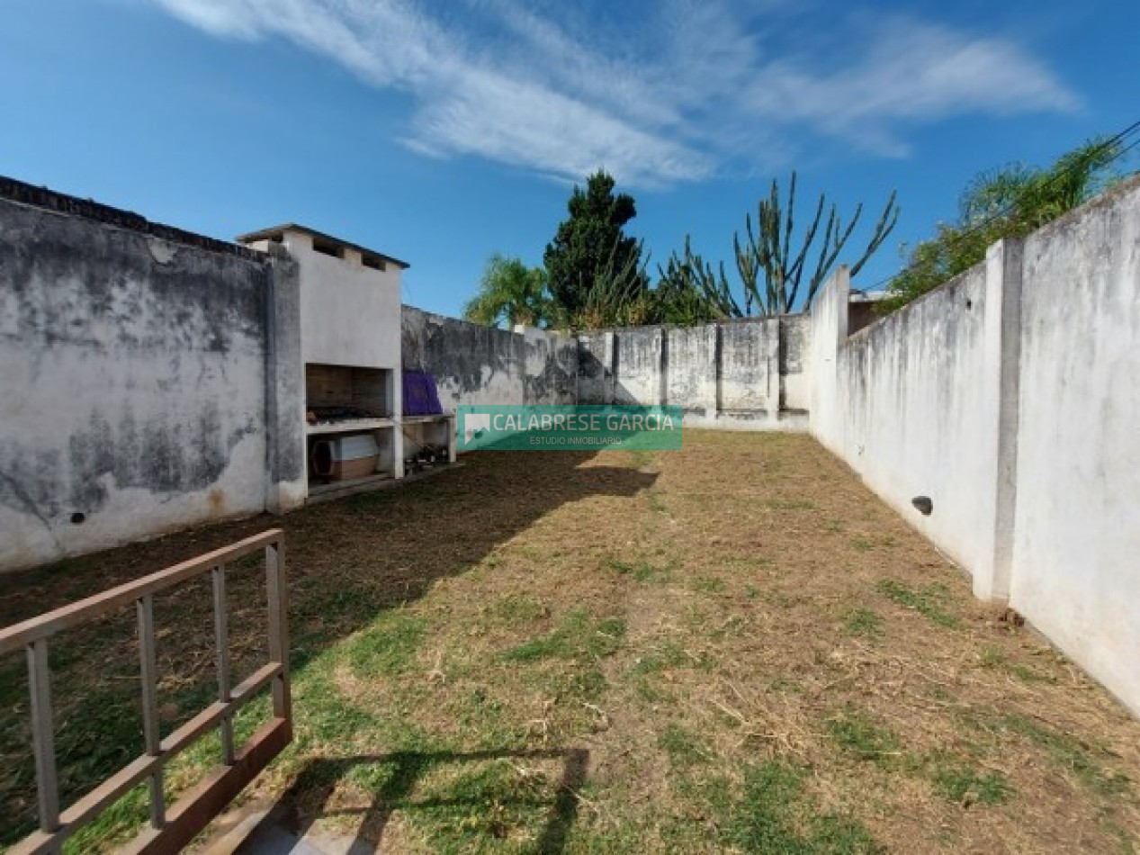 SE VENDE CASA ZONA CENTRO CON COCHERA Y JARDIN VERDE