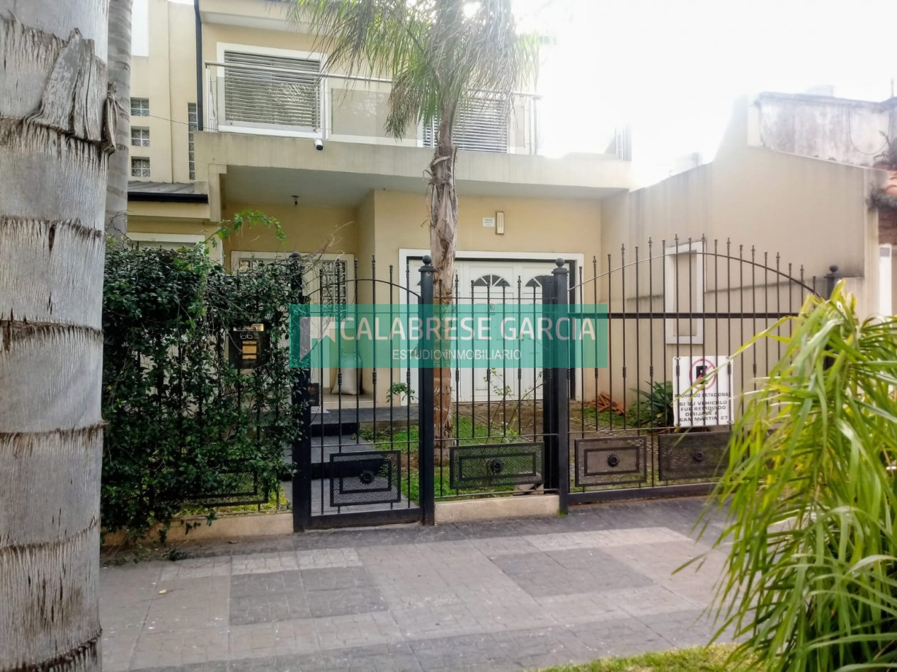 Alquiler casa zona centro tres dormitorios , cochera, fondo , piscina ! 