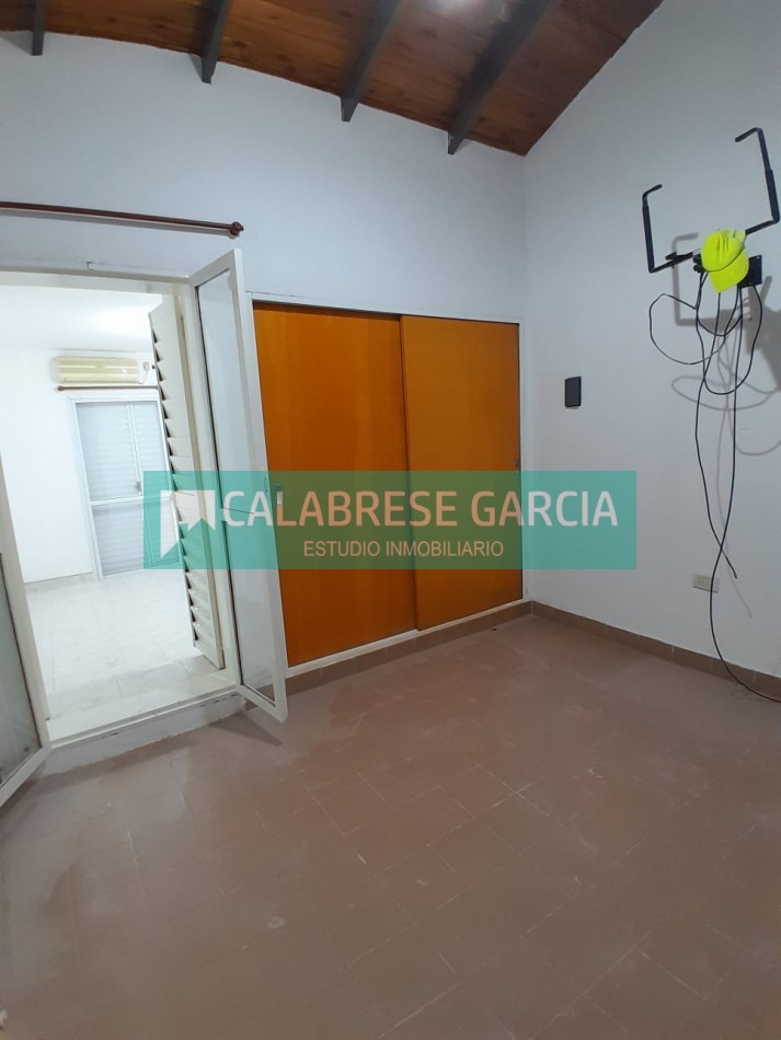 En alquiler duplex dos dormitorios , cochera, patio verde, churrasquera !