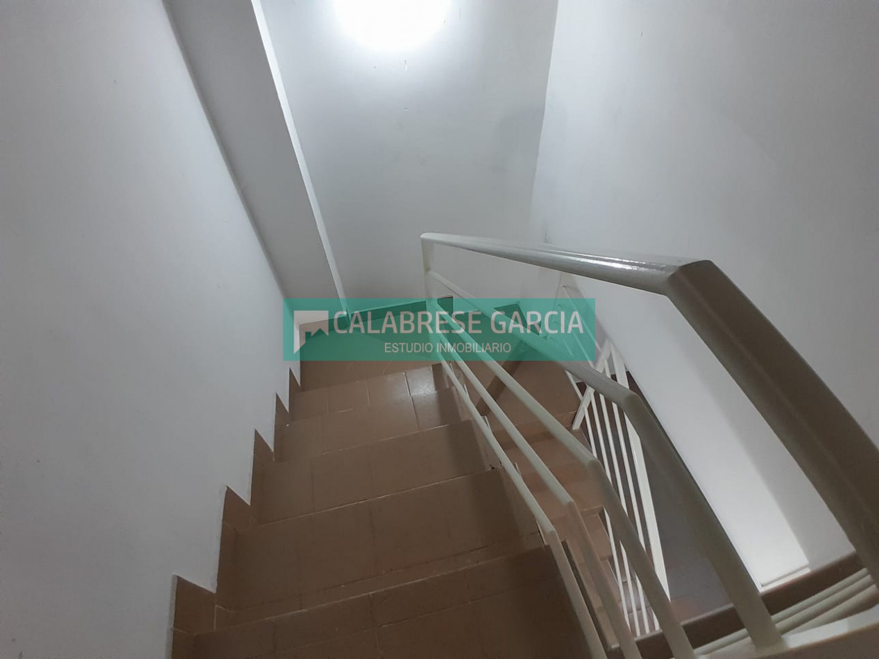 En alquiler duplex dos dormitorios , cochera, patio verde, churrasquera !