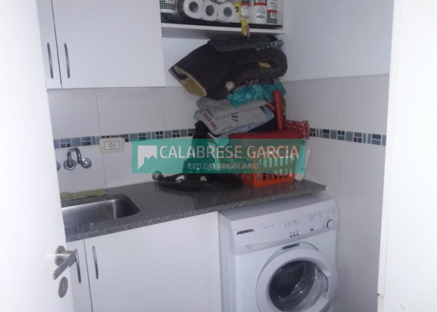 SE VENDE CASA ZONA CENTRO CON COCHERA Y JARDIN VERDE