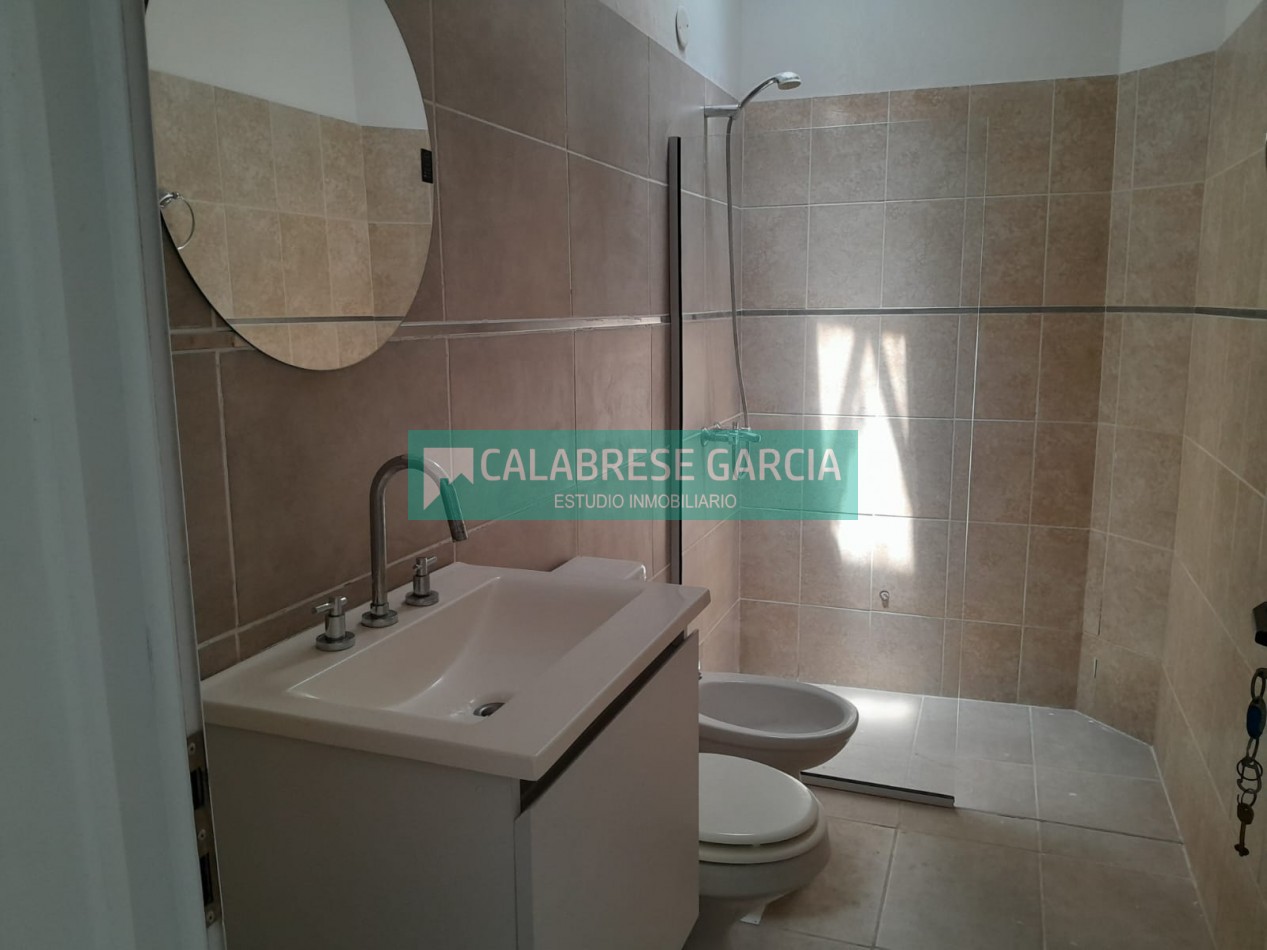 En venta casa dos dormitorios zona centro , cochera, patio verde ! 