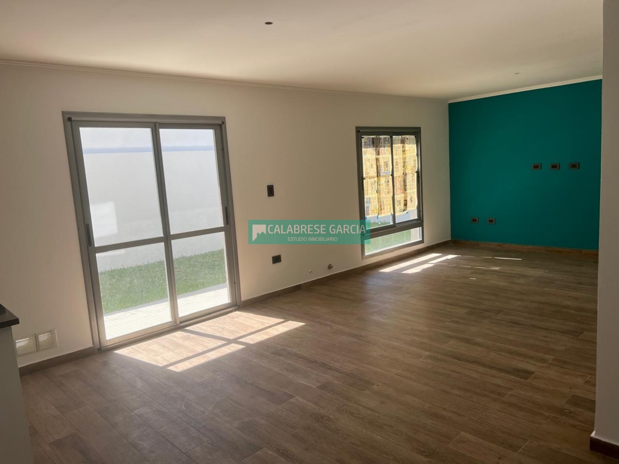 SE VENDE CASA TIPO DUPLEX DE 3 DORMITORIOS ZONA PARACAO