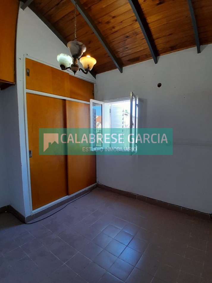 En alquiler duplex dos dormitorios , cochera, patio verde, churrasquera !