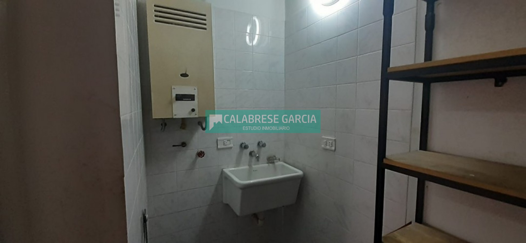 En venta casa zona barrio mercantil , dos dormitorios, dos baños, amplio terreno !