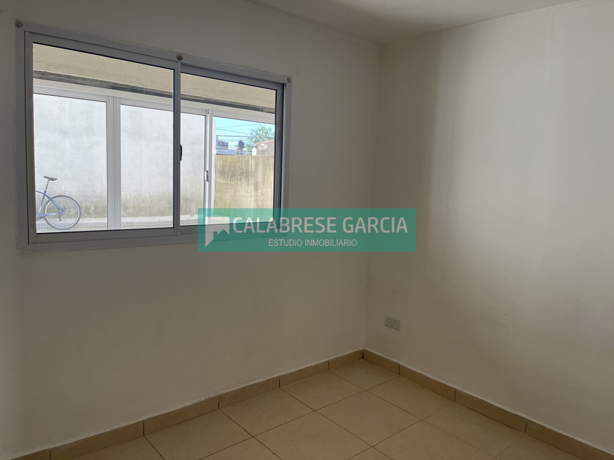 Alquilo departamento de 1 dormitorio PB contrafrente con patio zona Bv. Racedo y Av. de las Americas