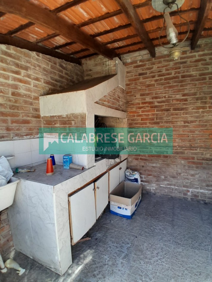 En alquiler duplex dos dormitorios , cochera, patio verde, churrasquera !