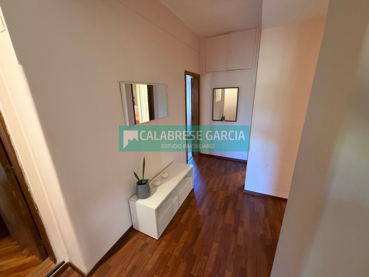 En venta casa zona centro parque , cochera, patio verde !