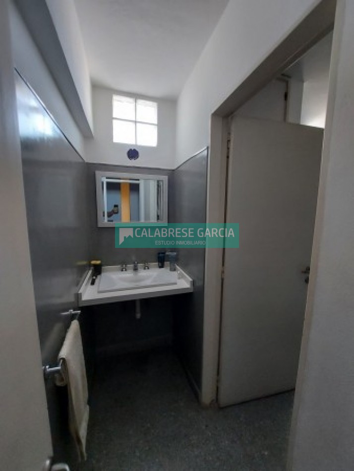 SE VENDE CASA ZONA CENTRO CON COCHERA Y JARDIN VERDE