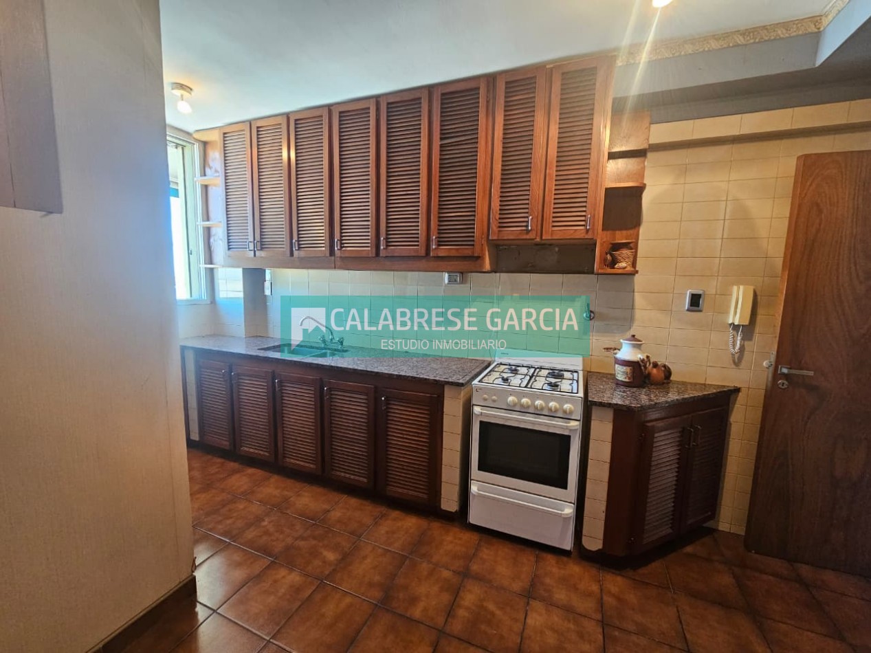 Piso en zona centro tres dormitorios , dos baños , dos cocheras techadas !