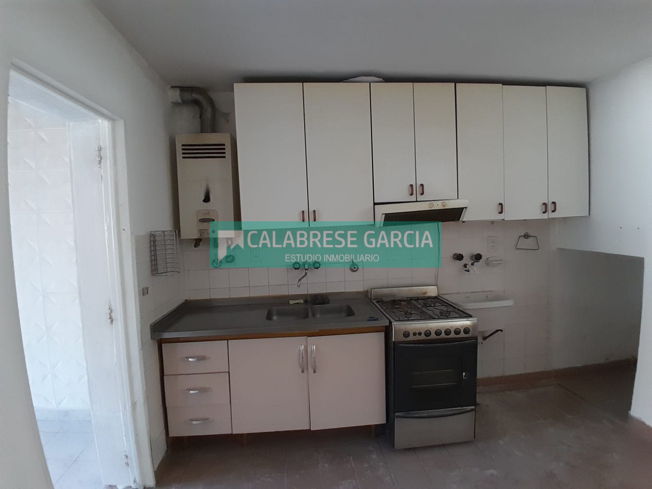 En alquiler duplex dos dormitorios , cochera, patio verde, churrasquera !