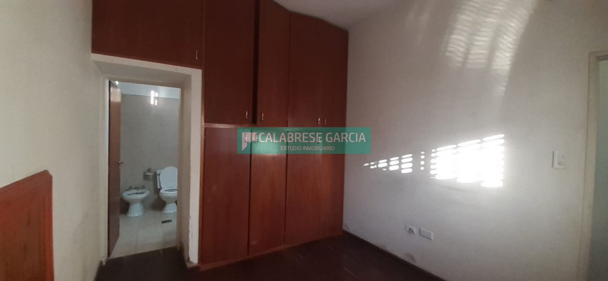 En venta casa zona barrio mercantil , dos dormitorios, dos baños, amplio terreno !
