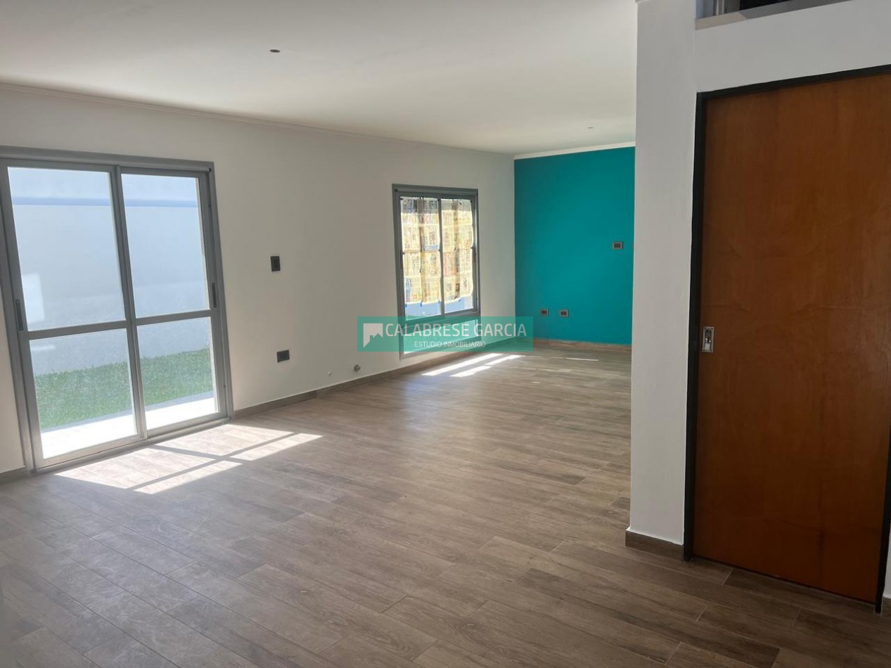 SE VENDE CASA TIPO DUPLEX DE 3 DORMITORIOS ZONA PARACAO