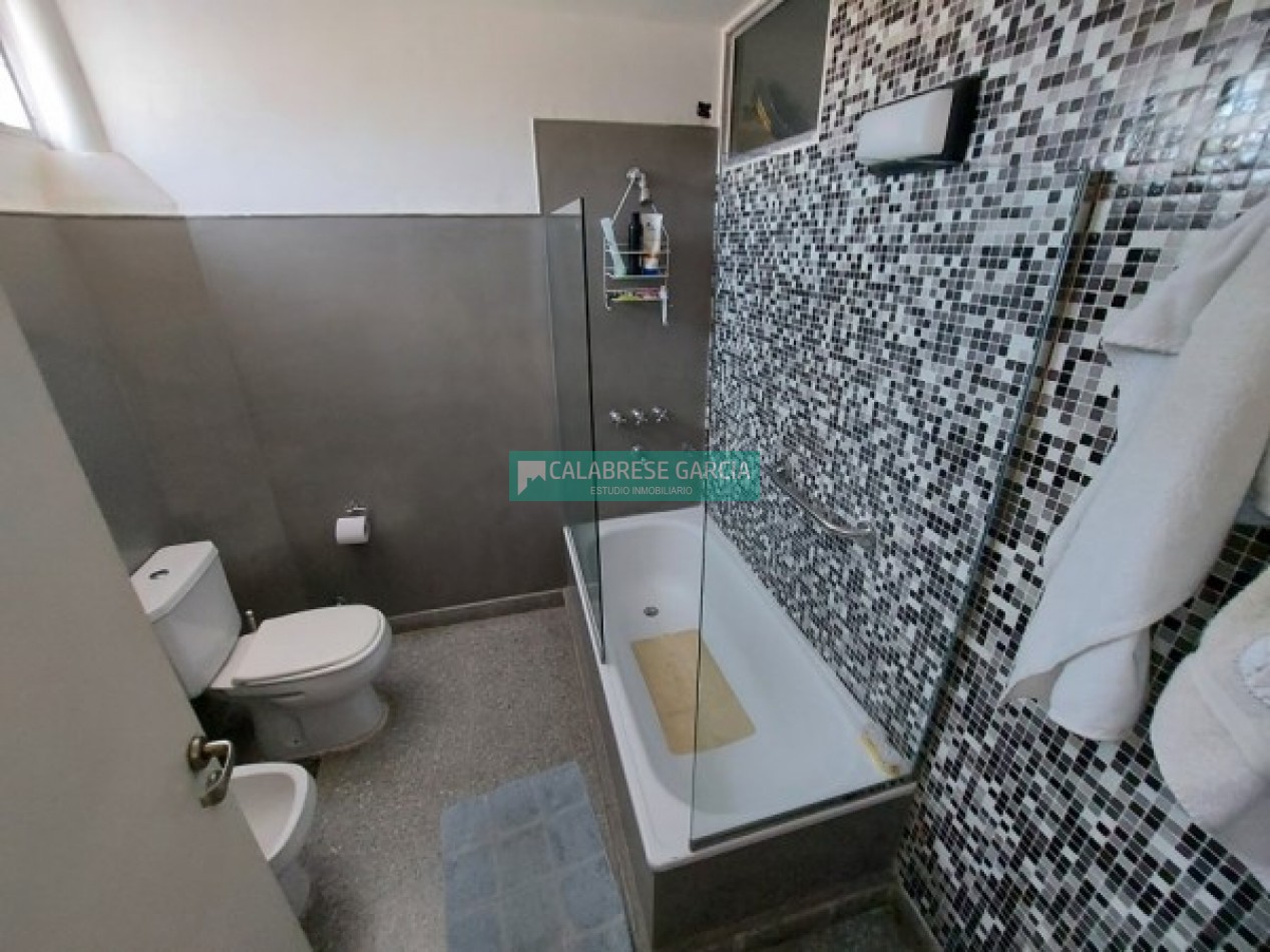 SE VENDE CASA ZONA CENTRO CON COCHERA Y JARDIN VERDE