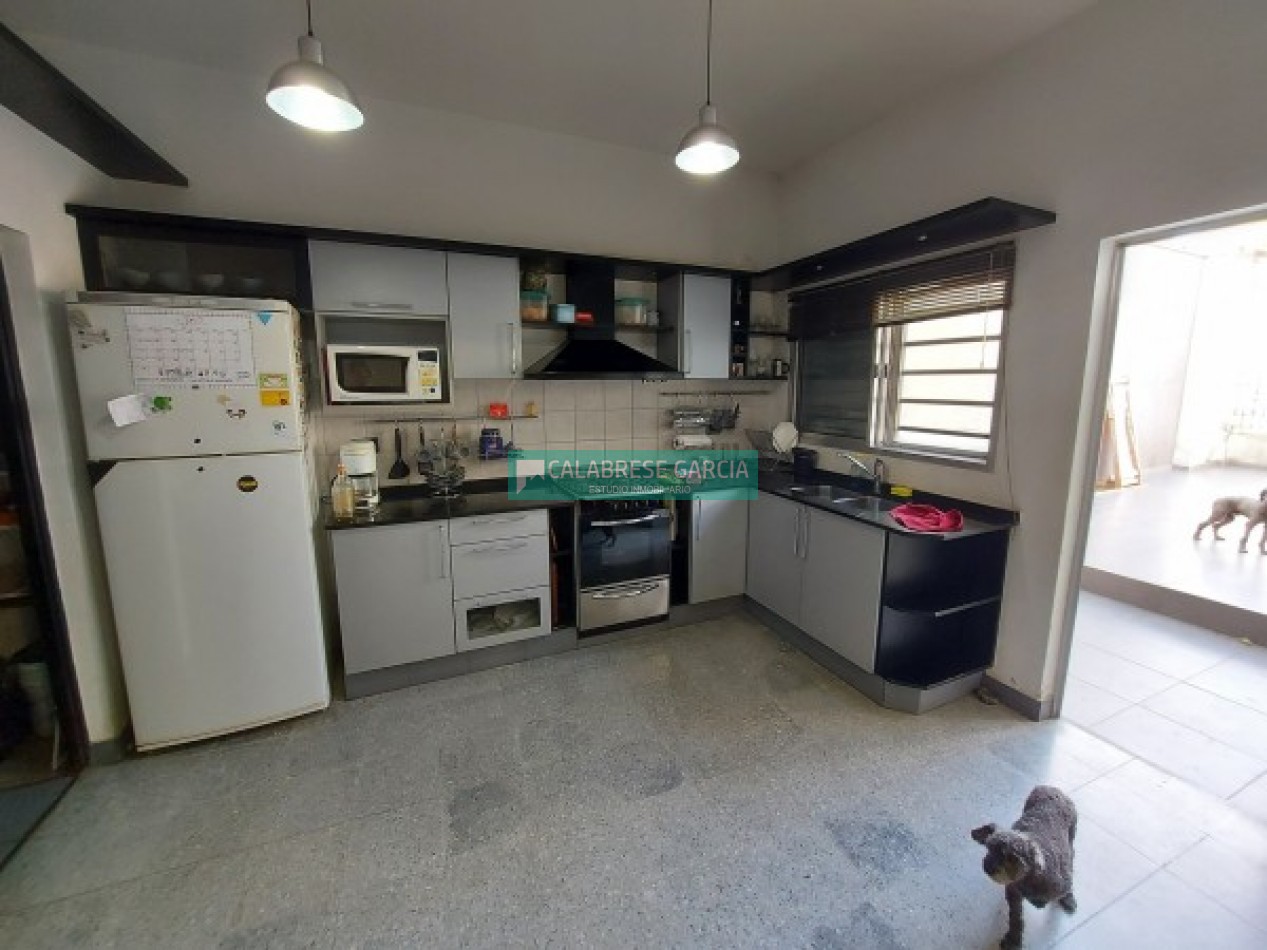 SE VENDE CASA ZONA CENTRO CON COCHERA Y JARDIN VERDE