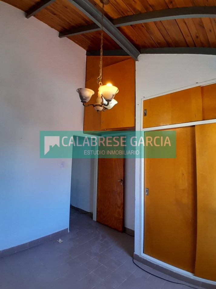 En alquiler duplex dos dormitorios , cochera, patio verde, churrasquera !