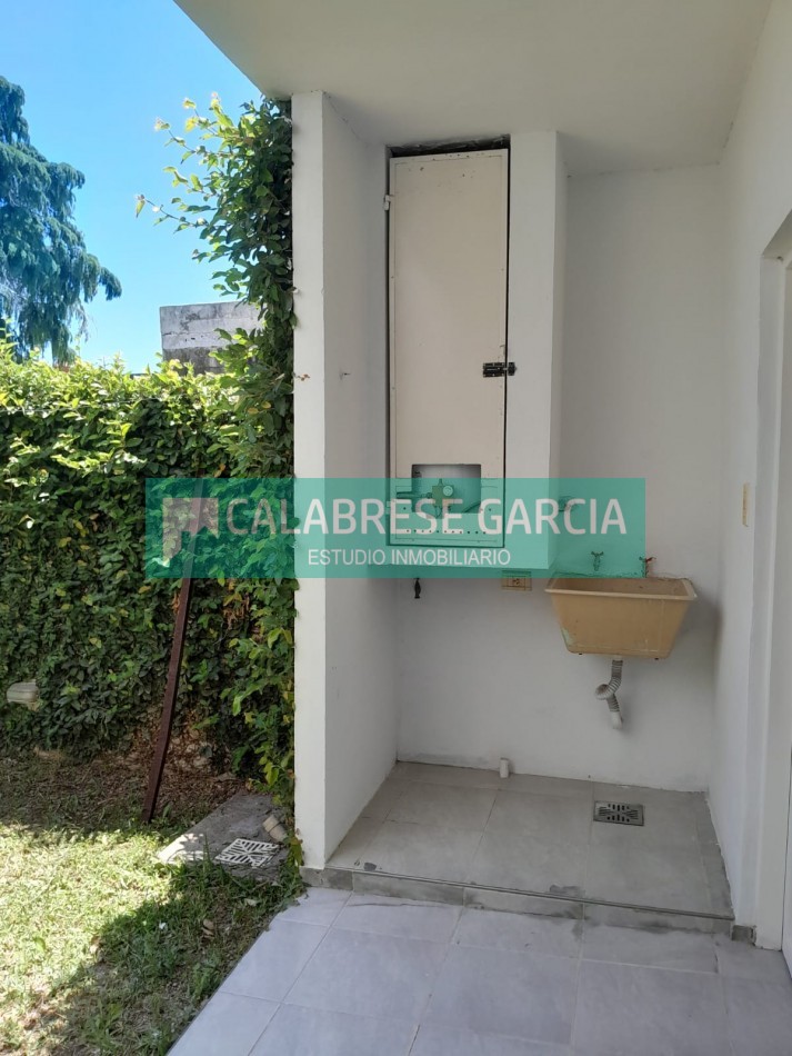En venta casa dos dormitorios zona centro , cochera, patio verde ! 