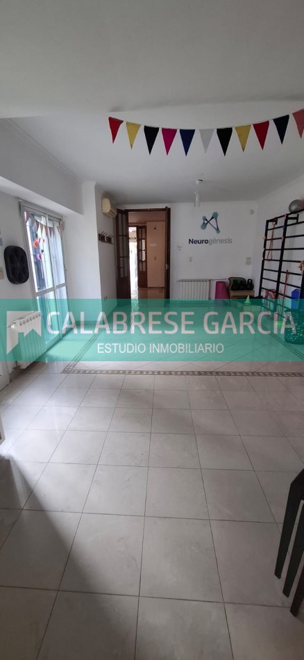 Alquiler casa zona centro tres dormitorios , cochera, fondo , piscina ! 