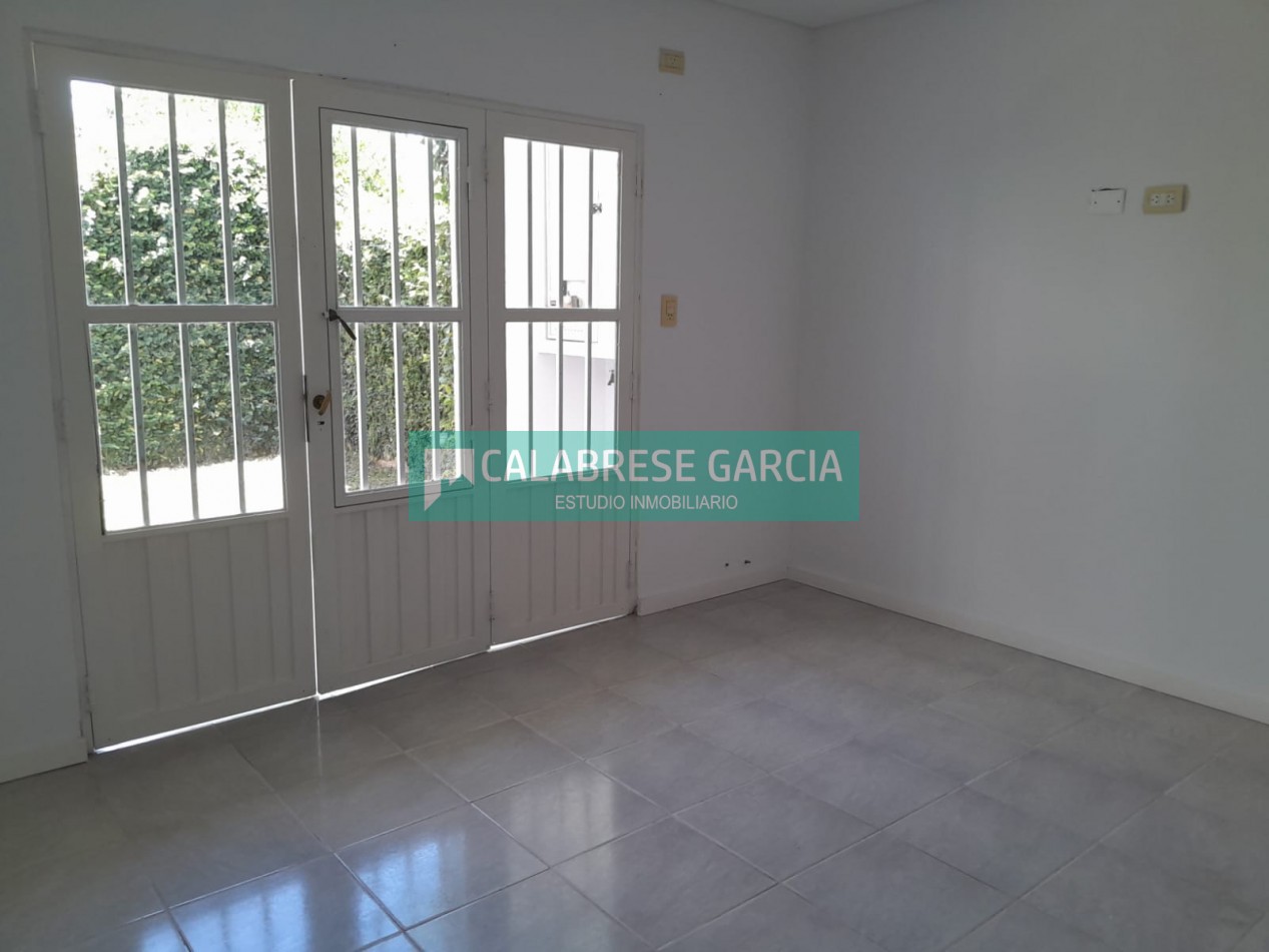 En venta casa dos dormitorios zona centro , cochera, patio verde ! 