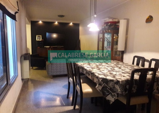 SE VENDE CASA ZONA CENTRO CON COCHERA Y JARDIN VERDE