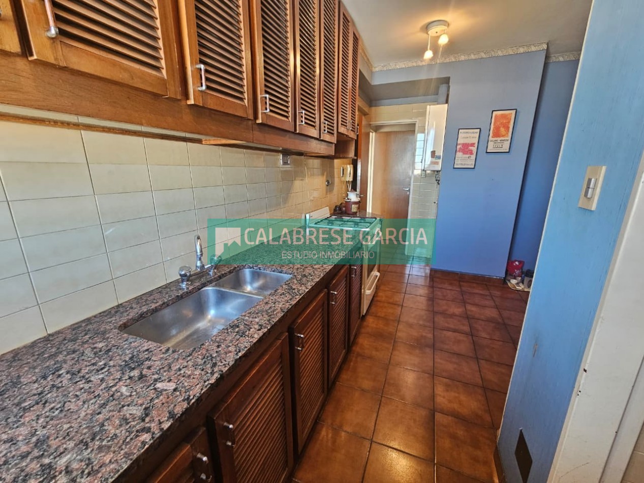 Piso en zona centro tres dormitorios , dos baños , dos cocheras techadas !