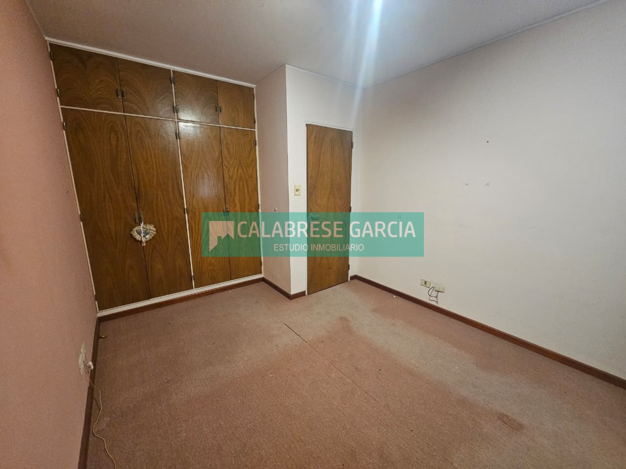 Piso en zona centro tres dormitorios , dos baños , dos cocheras techadas !