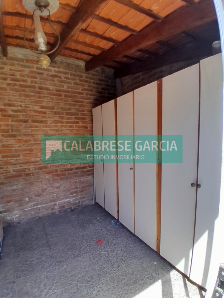 En alquiler duplex dos dormitorios , cochera, patio verde, churrasquera !