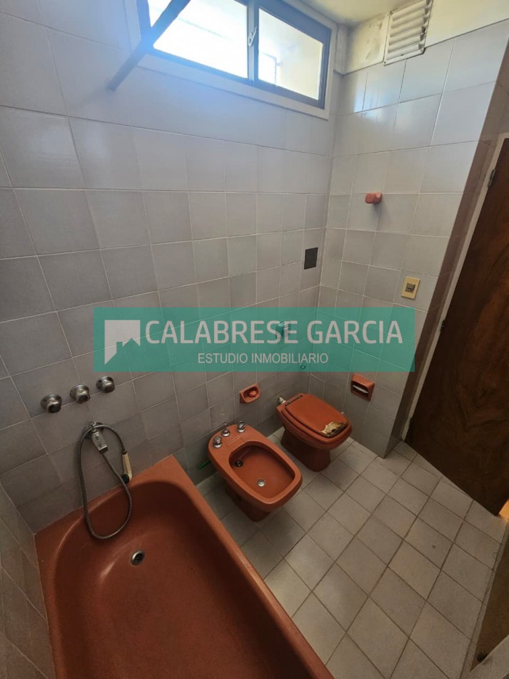 Piso en zona centro tres dormitorios , dos baños , dos cocheras techadas !